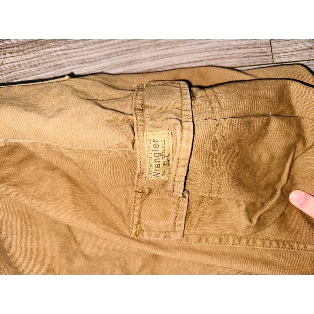 B2 Wrangler Cargo Brown Shorts Men's Size 40